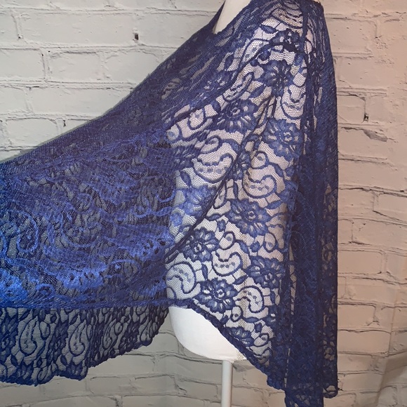 💙 BEAUTIFUL blue lace shawl. One size fits all! 💙 - Picture 3 of 4